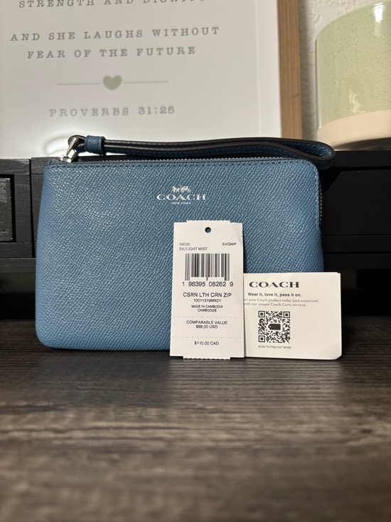 Coach Handbags - Coach Leather Zip Wristlet